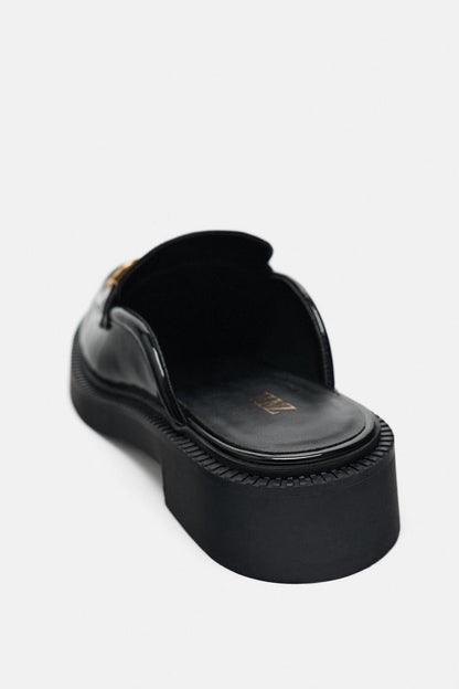 MOCASSINS À DOS OUVERT AVEC DÉTAILS MÉTALLIQUES